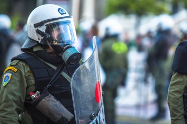 Kalkanları ile çevik kuvvet polisi