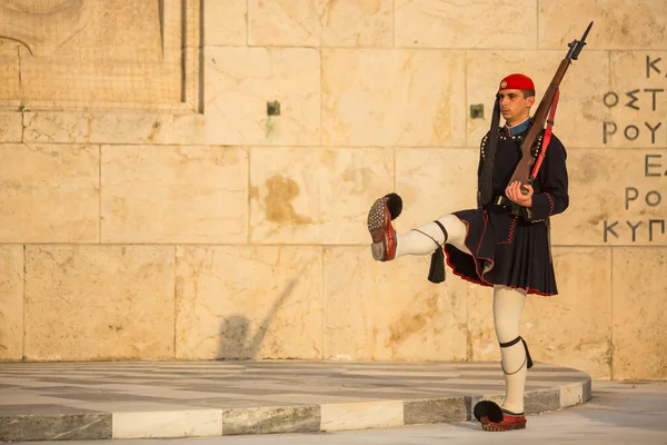 Meçhul asker mezarı koruyan evzone — Stok fotoğraf