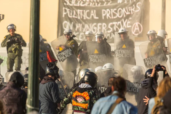 Oproerpolitie met hun schilden — Stockfoto