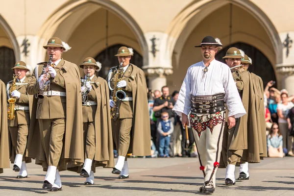 Vojenský orchestr na hlavním náměstí — Stock fotografie