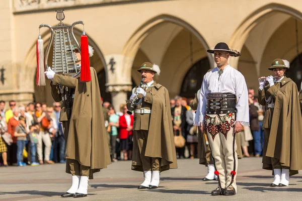 Vojenský orchestr na hlavním náměstí — Stock fotografie