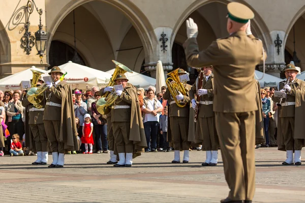 Vojenský orchestr na hlavním náměstí — Stock fotografie