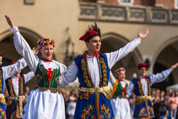 Польский народный коллектив на главной площади
