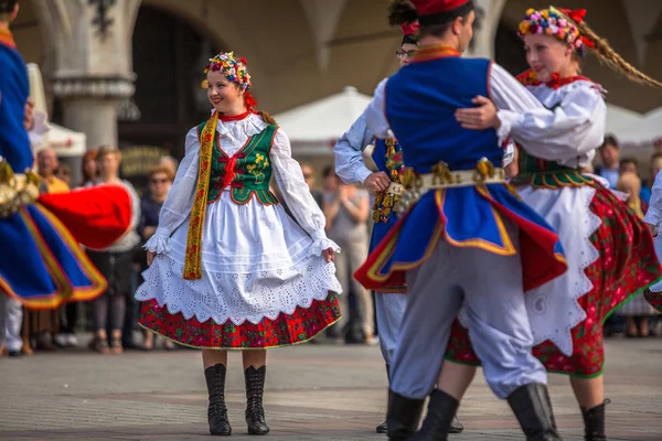 Polska folk kollektiv på stora torget — Stockfoto