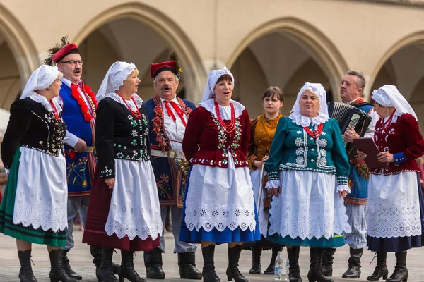 Polnisches Folklorekollektiv auf dem Hauptplatz — Stockfoto