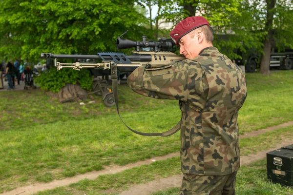 Polsk soldat under demonstration av militären — Stockfoto