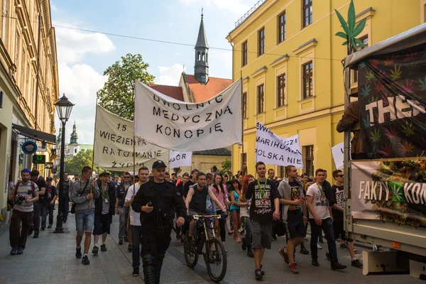 Azonosítatlan résztvevők a Cannabis Liberation-március — Stock Fotó