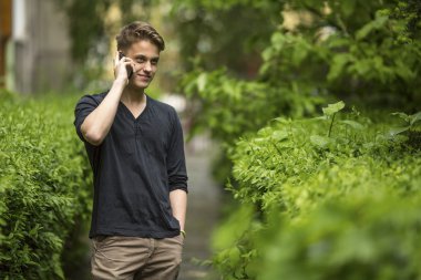 genç ve yakışıklı adam