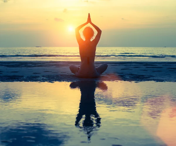 Silhouette de yoga femme sur le coucher de soleil de mer — Photo