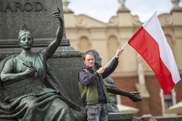 Jongeman met de Poolse vlag — Stockfoto