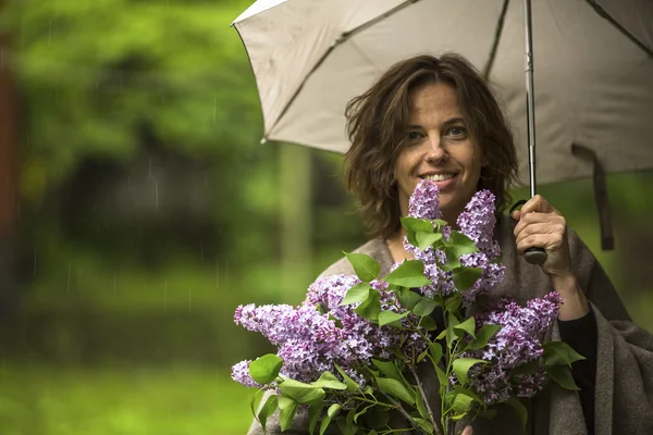 Mladá krásná žena s deštníkem — Stock fotografie