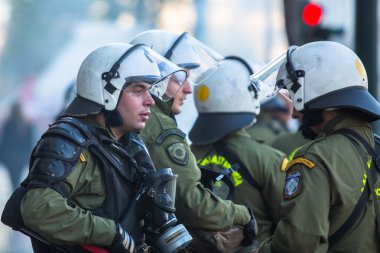 Kalkanları ile çevik kuvvet polisi