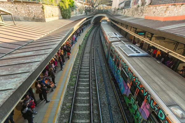 Urban tunnelbanestation med tunnelbanetåg — Stockfoto