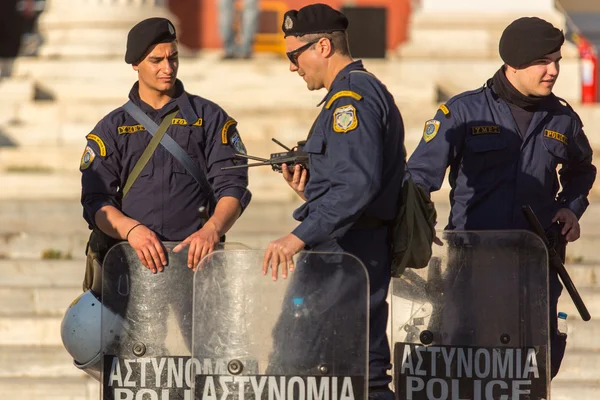 Policía antidisturbios con sus escudos —  Fotos de Stock