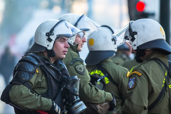 Policía antidisturbios con sus escudos — Foto de Stock