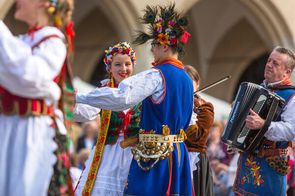 Польский народный коллектив на главной площади
