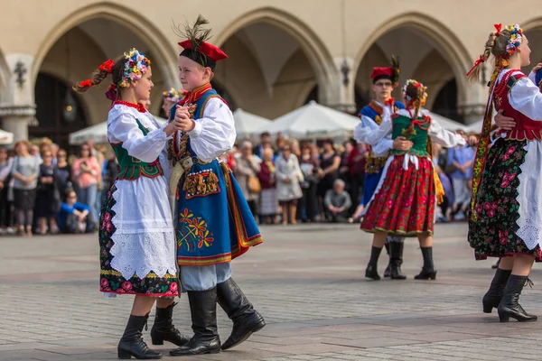 Polnisches Folklorekollektiv auf dem Hauptplatz — Stockfoto