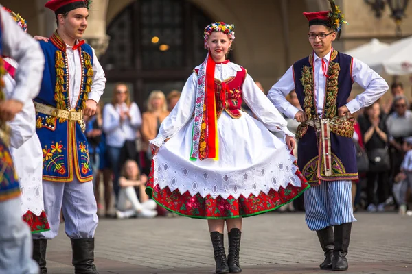 Collectif folklorique polonais sur la place principale — Photo