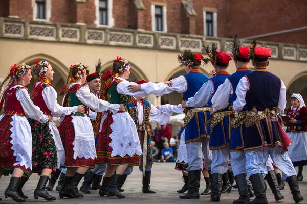 Польский народный коллектив на главной площади — стоковое фото