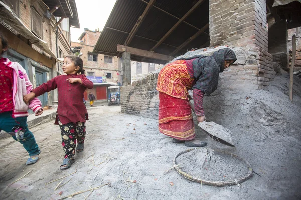 Niet-geïdentificeerde Nepalese vrouw die werkt — Stockfoto