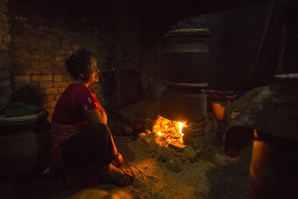 Oidentifierade nepalesiska kvinna som arbetar — Stockfoto