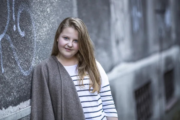 Ragazza adolescente in piedi sulla strada . — Foto Stock