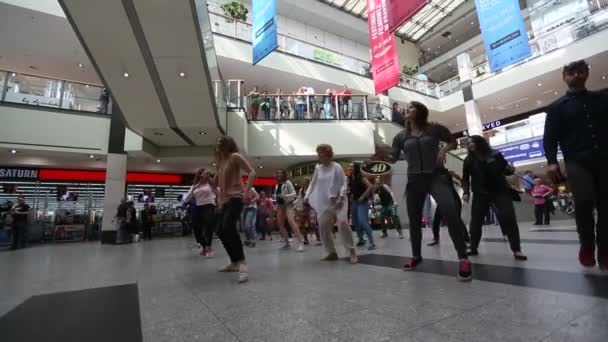 Taneční flash mob na vlakovém nádraží. — Stock video