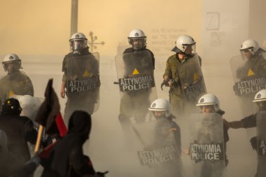 Kalkanları ile çevik kuvvet polisi