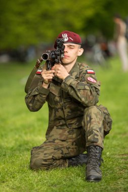 asker askeri gösteri sırasında Lehçe