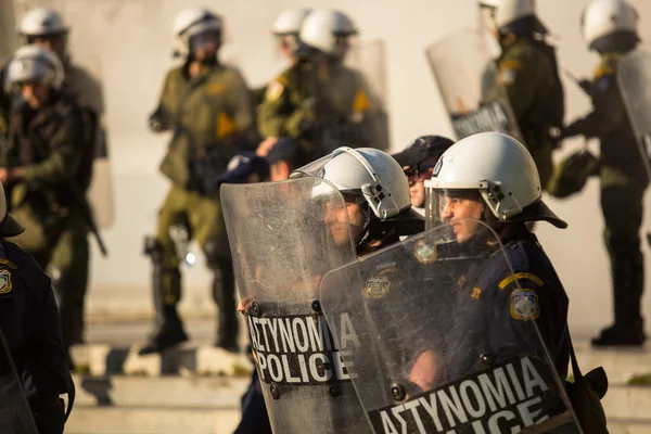 Police anti-émeute avec leurs boucliers — Photo