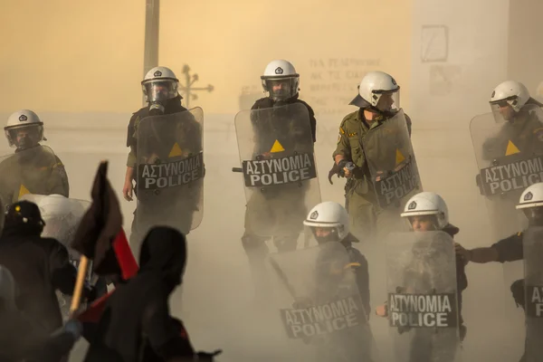 Policía antidisturbios con sus escudos — Foto de Stock