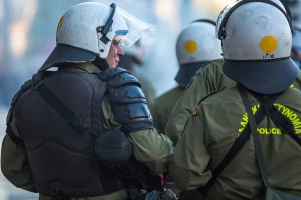 Policía antidisturbios con sus escudos —  Fotos de Stock