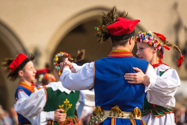 Collectif folklorique polonais sur la place principale — Photo