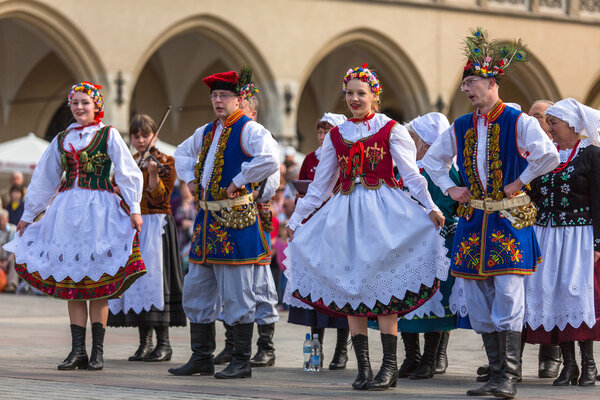 Польский народный коллектив на главной площади
