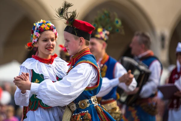 Polnisches Folklorekollektiv auf dem Hauptplatz — Stockfoto