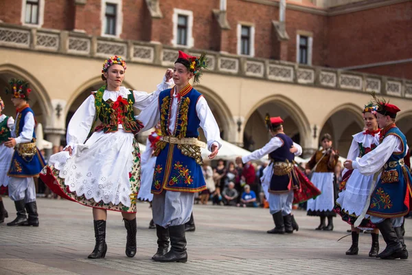 Collectif folklorique polonais sur la place principale — Photo