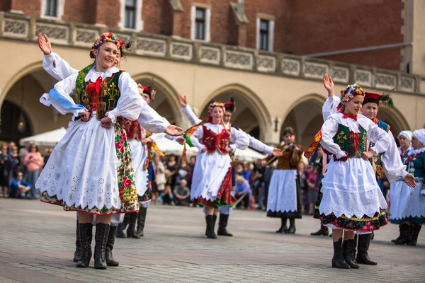 Польский народный коллектив на главной площади — стоковое фото