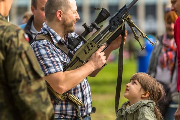 Польский солдат во время демонстрации — стоковое фото