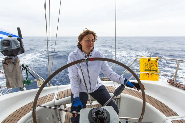 Unbekannte Segler nehmen an Segelregatta teil — Stockfoto