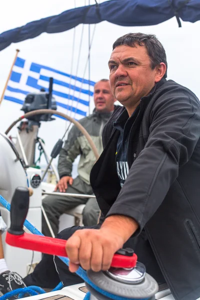 Marineros no identificados participan en regata de vela — Foto de Stock
