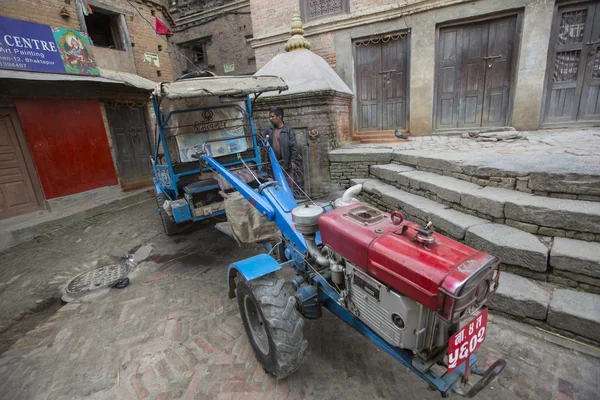 Nepalezul neidentificat și tractorul său — Fotografie, imagine de stoc