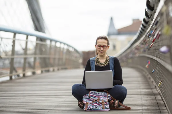 Young woman with laptop — Stock Photo, Image