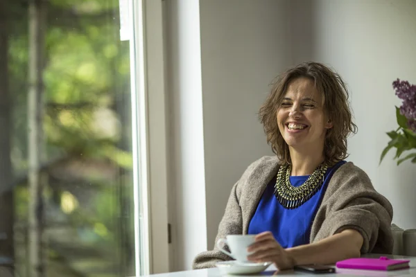 Young woman laughing — Stock Photo, Image