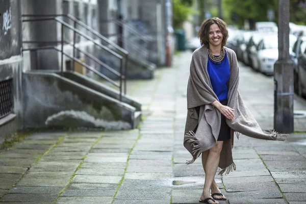 Junge Frau im Poncho — Stockfoto