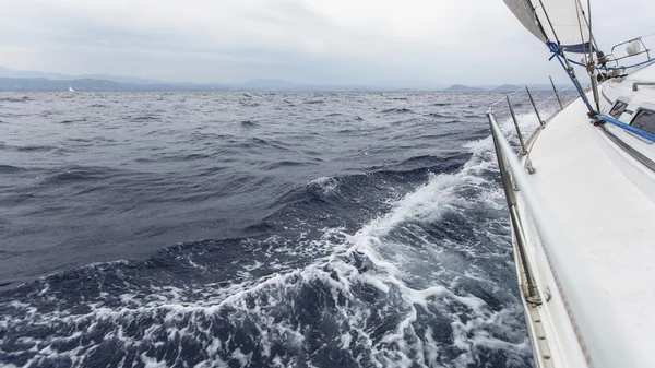 Navegando en el mar en un clima tormentoso — Foto de Stock