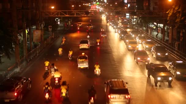 Masalah lalu lintas di Bangkok. Kemacetan lalu lintas di malam hari . — Stok Video