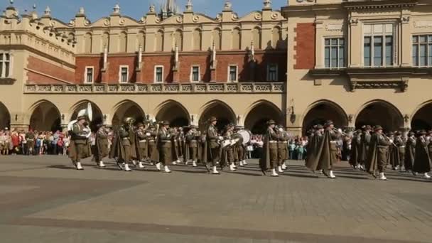 Orquesta militar en la plaza principal de Cracovia — Vídeo de stock