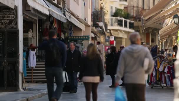 Drukke winkelstraat in Athene oude stad. — Stockvideo