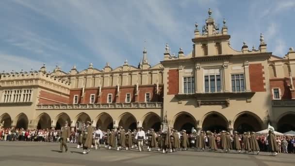 Военный оркестр на главной площади Кракова — стоковое видео