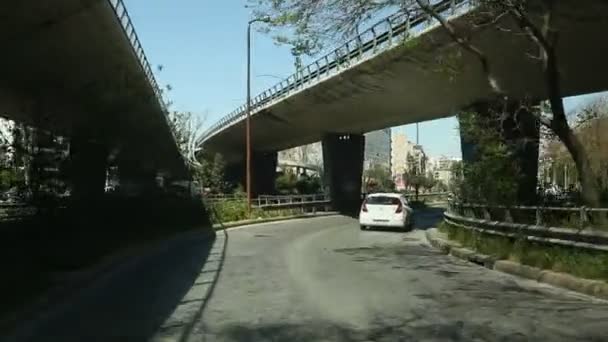 Rijden op een snelweg in Athene, bekijken via front voorruit. Gaande van het viaduct. Griekenland snelweg. — Stockvideo